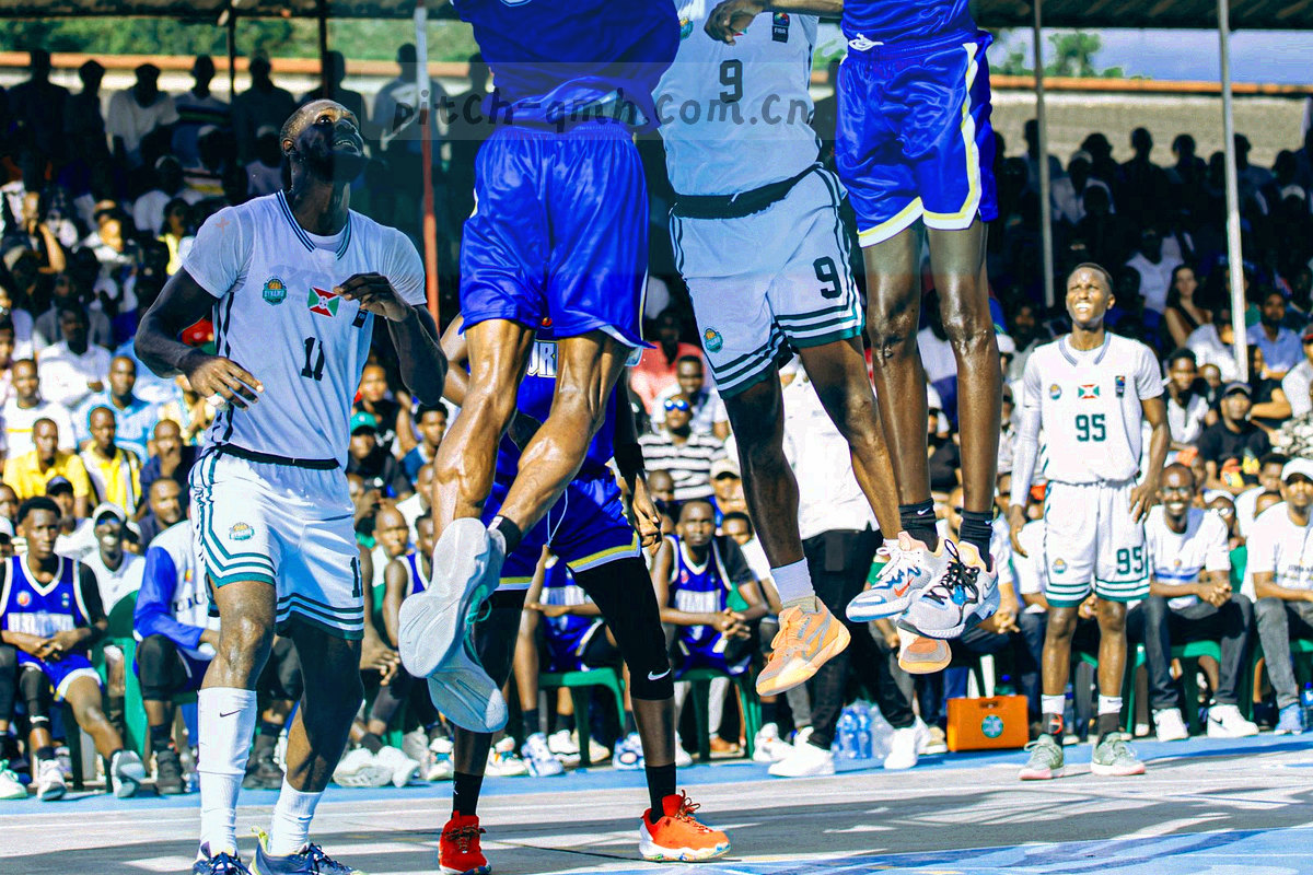 屏幕上并排显示两场周末赛事卡片与阅读入口按钮，暗调界面，无第三方标识